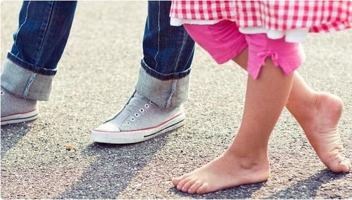 穿袜子 与 总光脚 的宝宝谁更健康 医生 3年后见体质差异